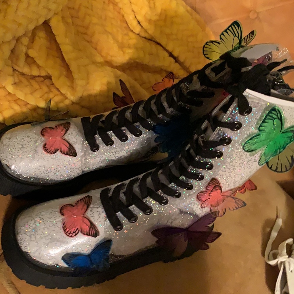 Butterfly boots - Picture 3 of 4